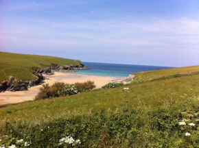 Cubert Nr Newquay Traditional 16th century cottage